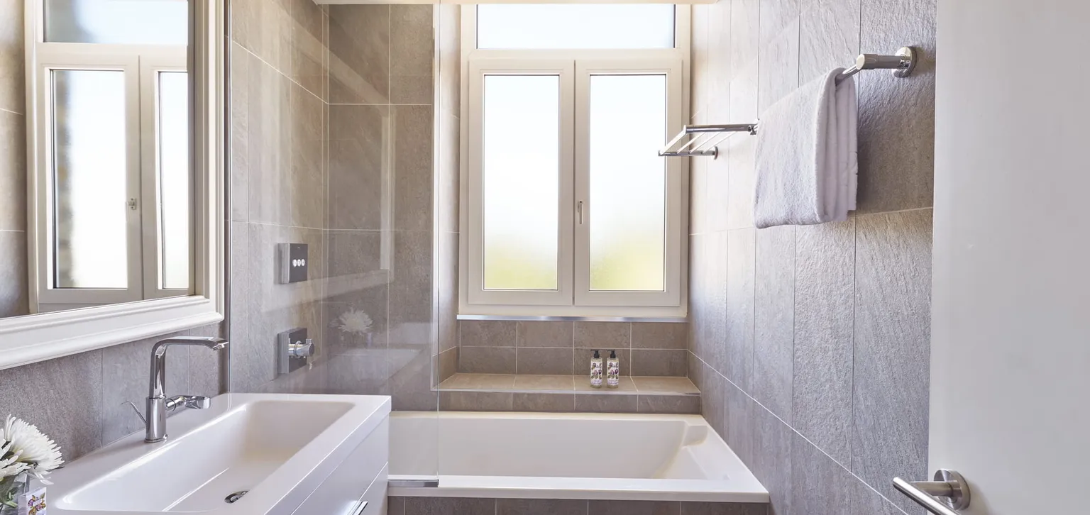 Salle de bain de la chambre prestige mer de l'hôtel Le Royal La Baule