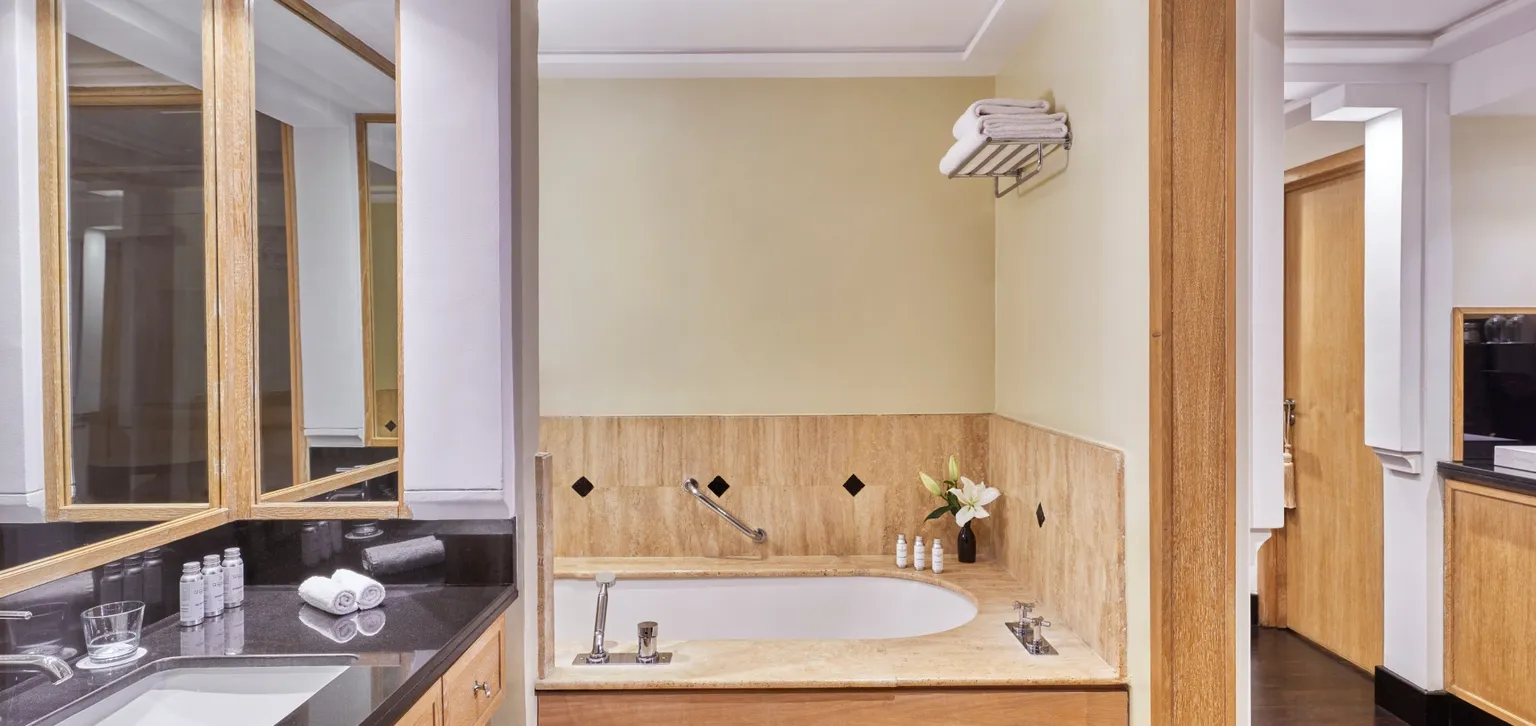 salle de bain de la chambre supérieure à l'hôtel le naoura à marrakech