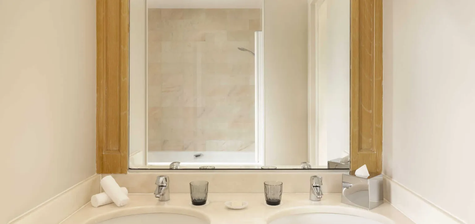 Salle de bain de la chambre supérieure de l'hôtel Le Castel Marie-Louise à La Baule