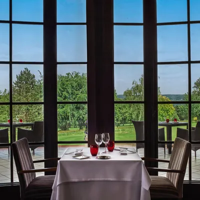 Restaurant le Lassay avec une table pour 2 personnes dressée à l'hôtel du Golf à Deauville