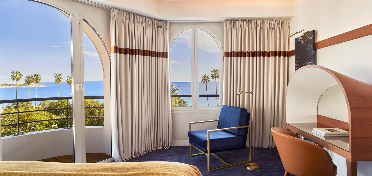 Chambre avec vue mer de la Suite RIviera à l'Hôtel Le Majestic Cannes