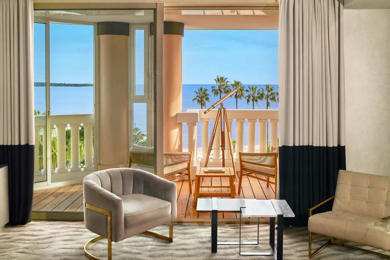 Salon vue mer de la Suite Horizon à l'Hôtel Barrière Le Majestic Cannes
