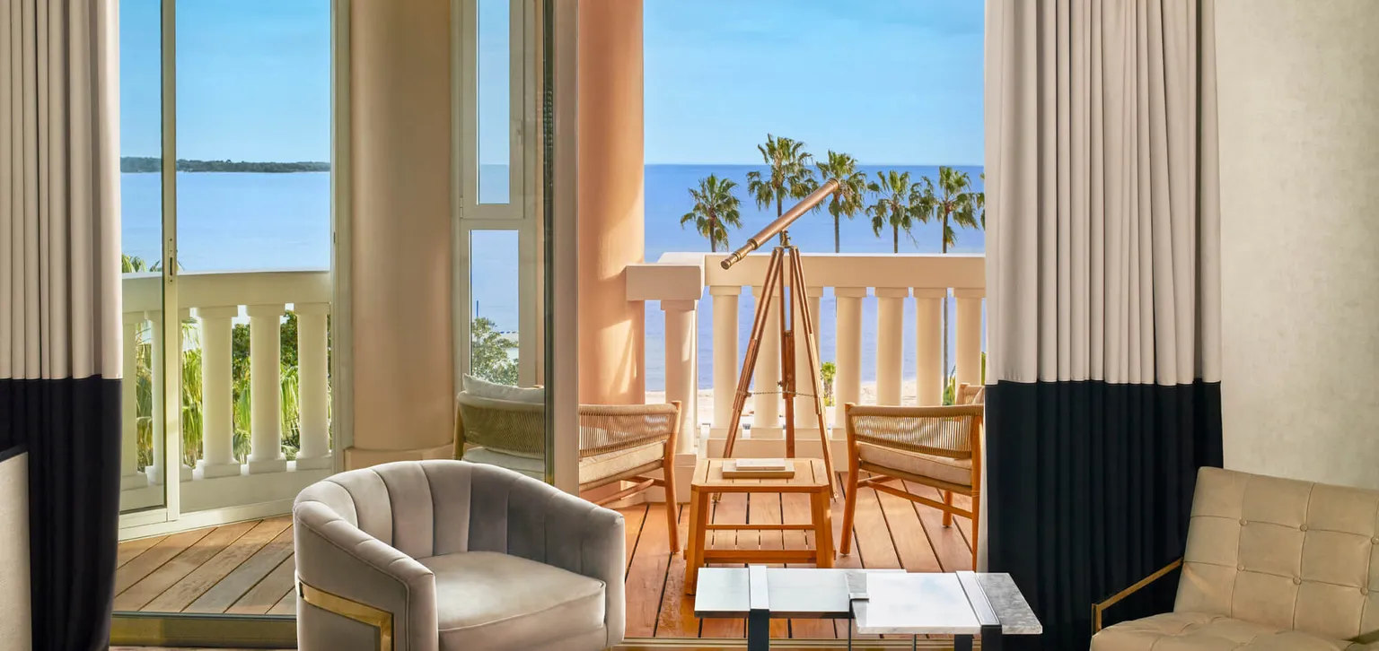 Salon vue mer de la Suite Horizon à l'Hôtel Barrière Le Majestic Cannes
