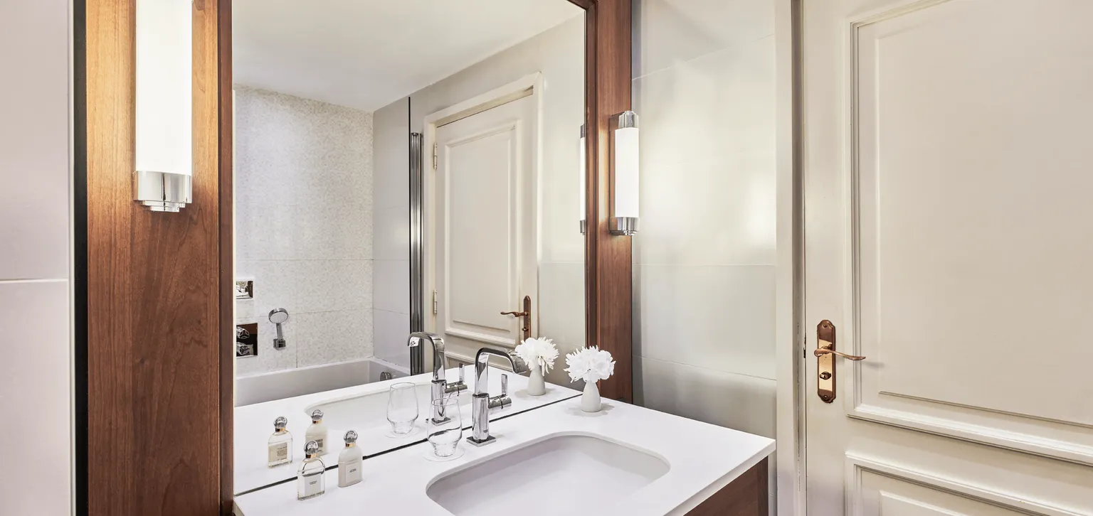 Salle de bain de la chambre deluxe vue partielle mer au Majestic à Cannes