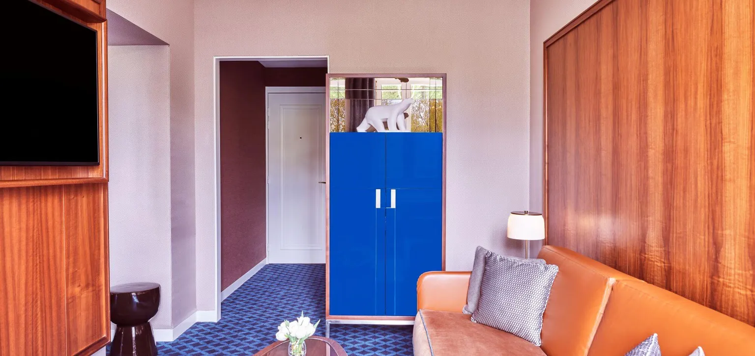 Espace salon  de la Junior Suite Prestige Bleu de Prusse de l'hôtel Westminster au Touquet