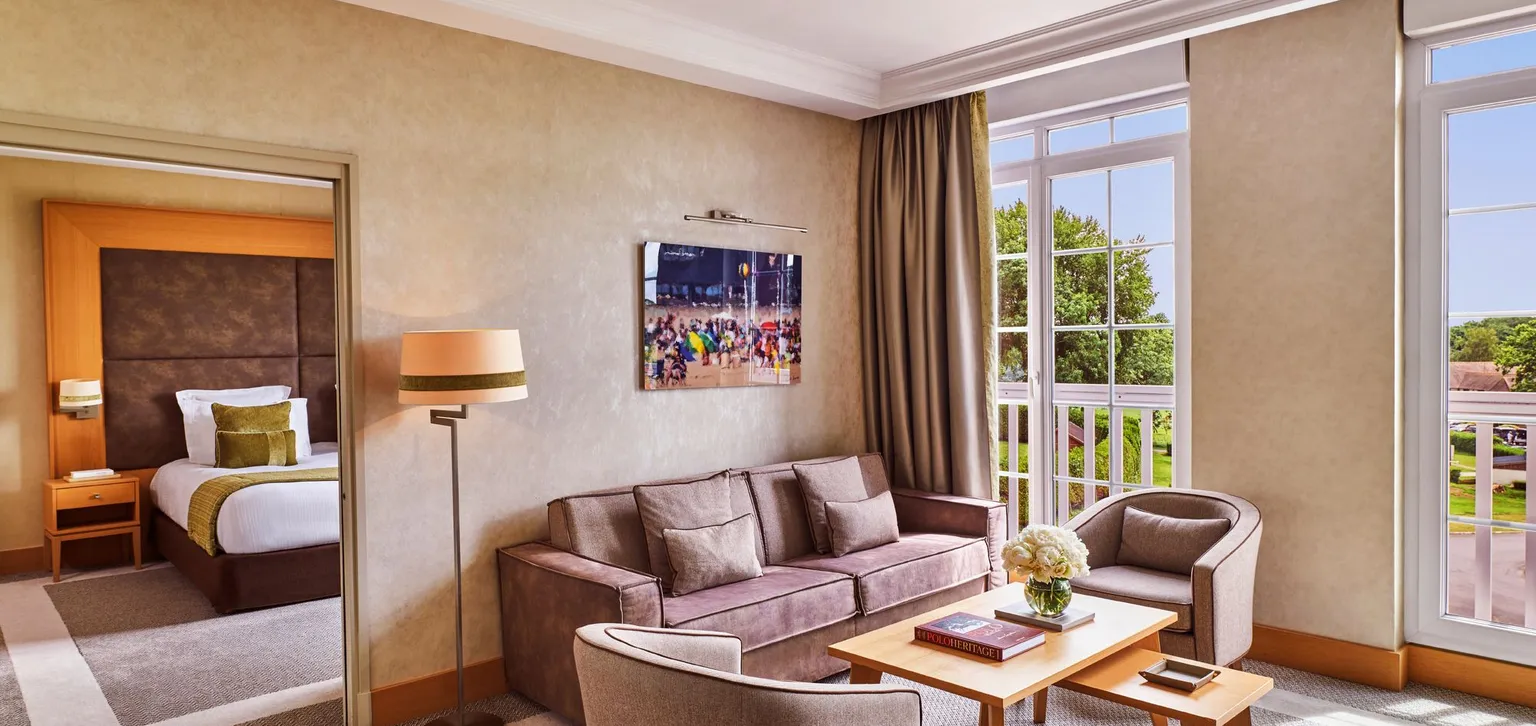 Chambre deluxe à l'hôtel du Golf à Deauville avec vue sur le salon
