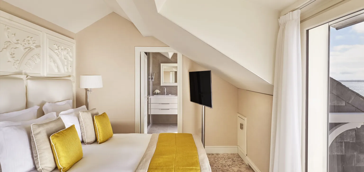 Coin nuit de la chambre supérieure Mer de l'hôtel Le Royal La Baule