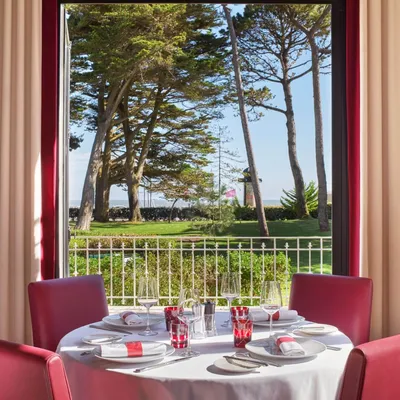 Table avec vue sur le jardin Fouquet's La Baule