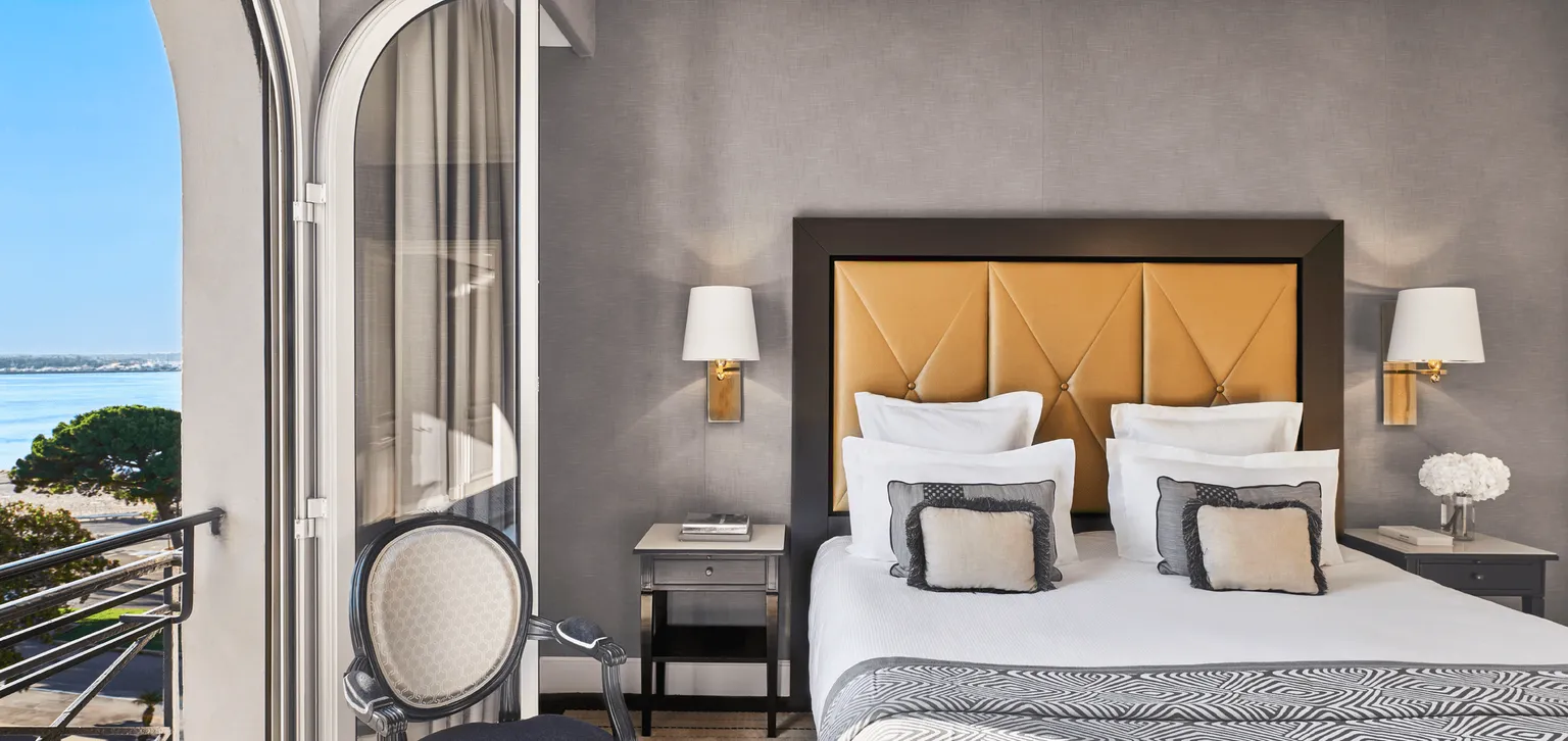 Lit de la chambre deluxe vue partielle mer au Majestic à Cannes