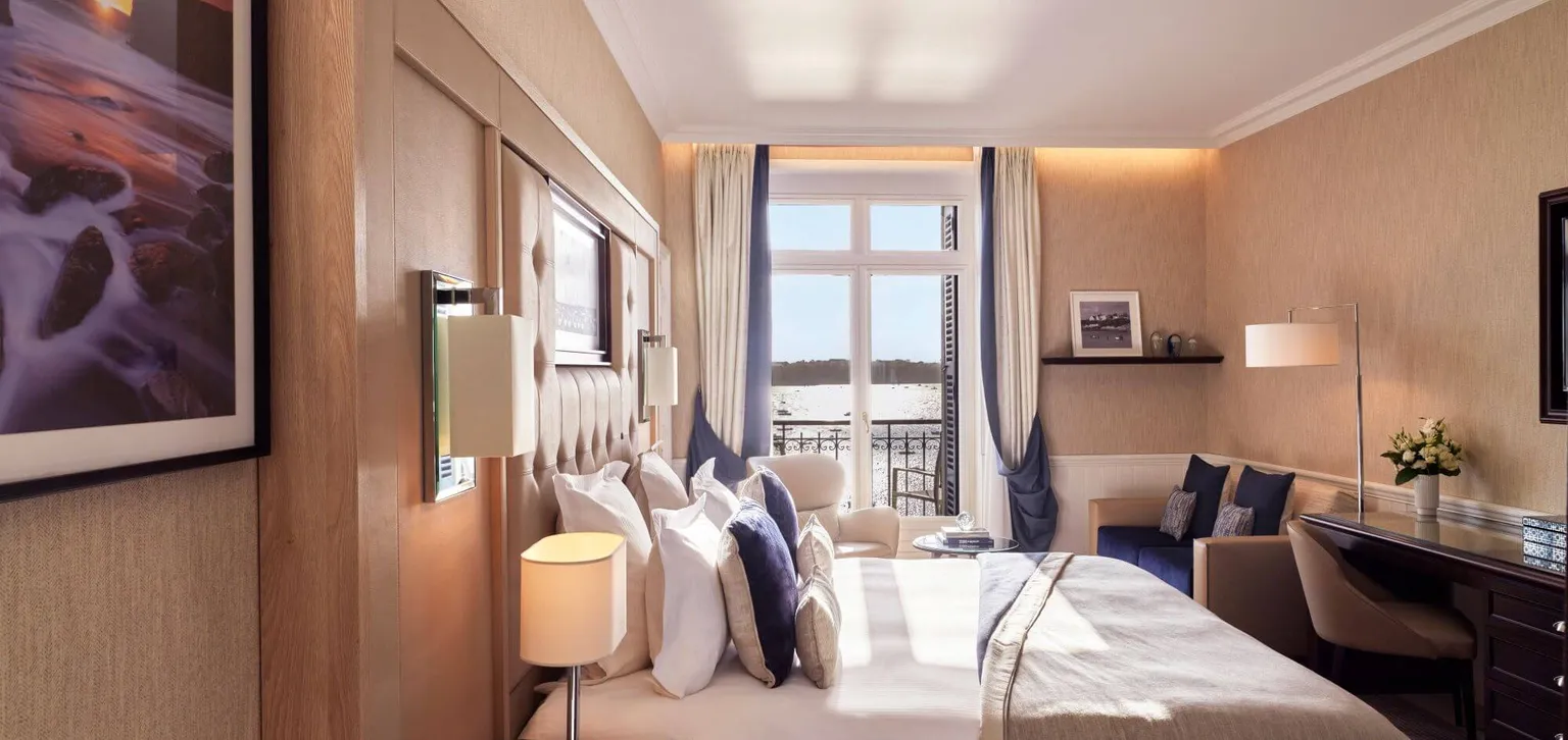 Lit de la chambre prestige du Grand Hôtel de Dinard