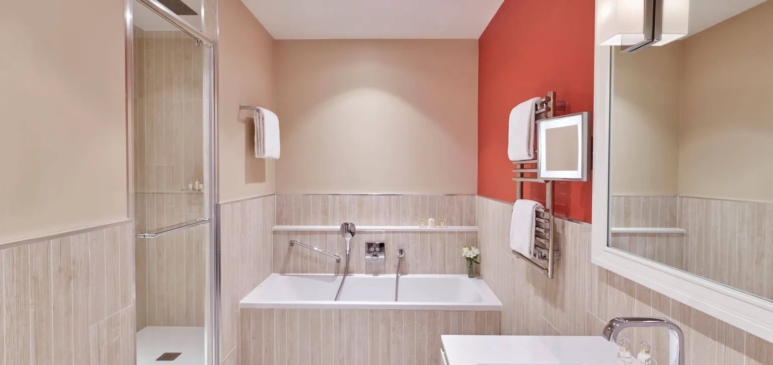 Salle de bain de la chambre Deluxe Mer du grand hôtel de Dinard