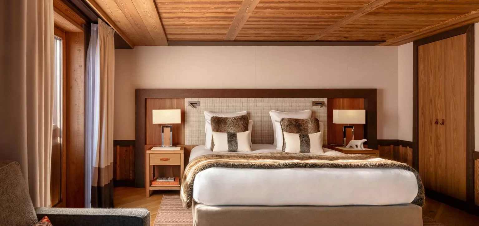 Lunineuse chambre prestige coin salon à l'Hôtel Barrière Les Neiges Courchevel
