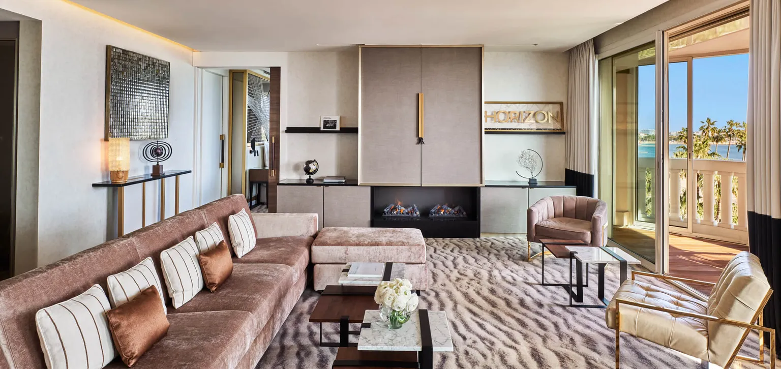 Salon de la Suite Horizon à l'Hôtel Barrière Le Majestic Cannes