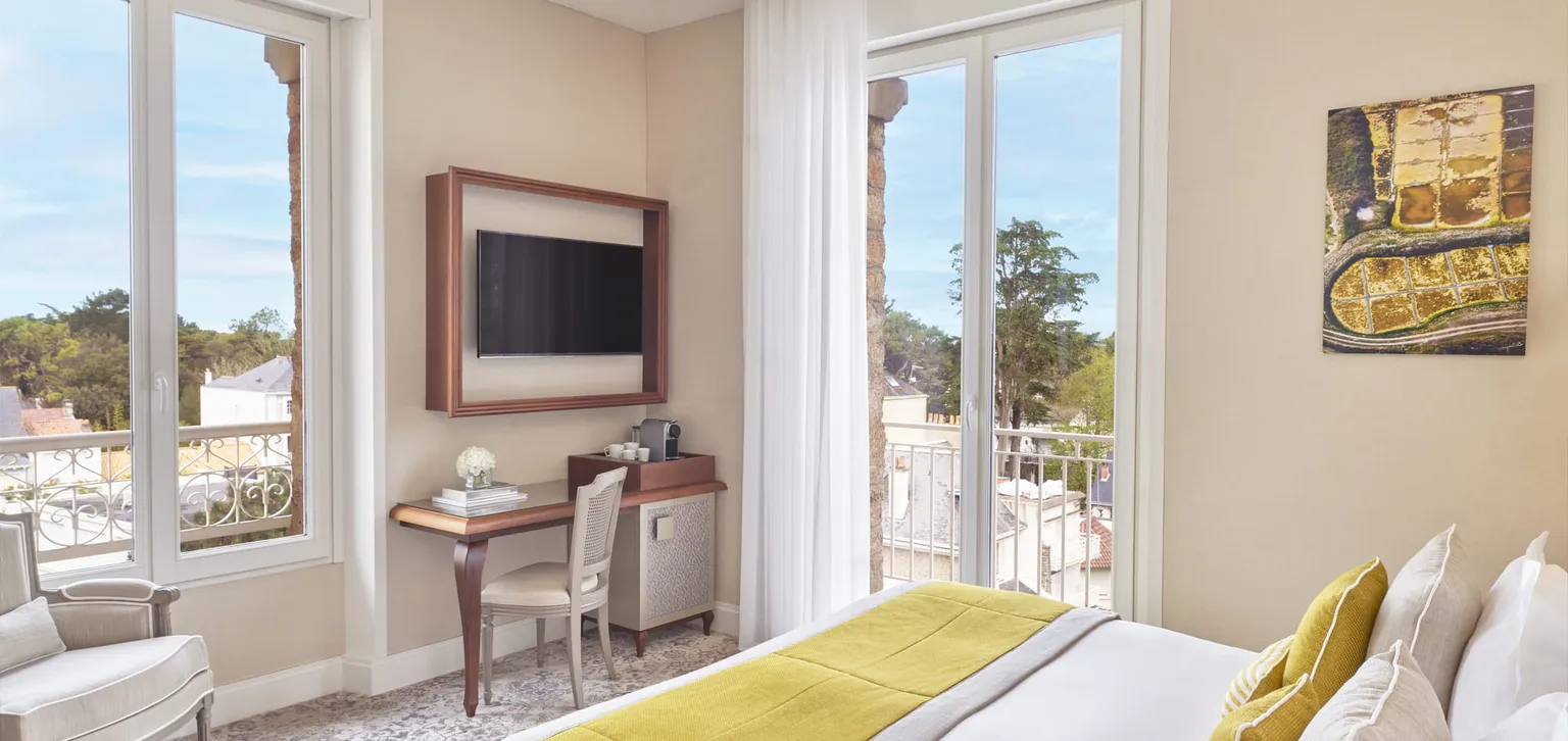 Lit de la chambre Deluxe de l'hôtel Le Royal La Baule