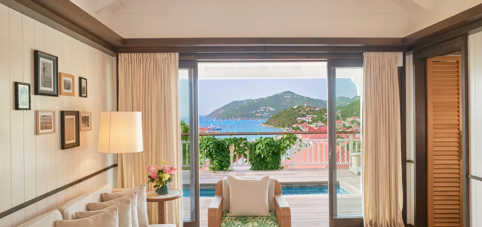 salon de la suite prestige piscine et vue mer