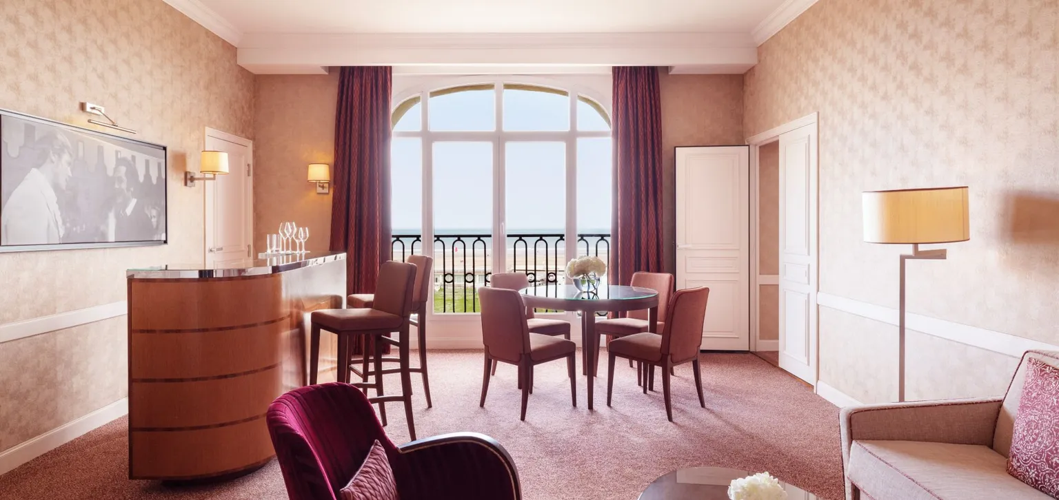 salon de la suite amicalement votre à l'hôtel le royal à deauville