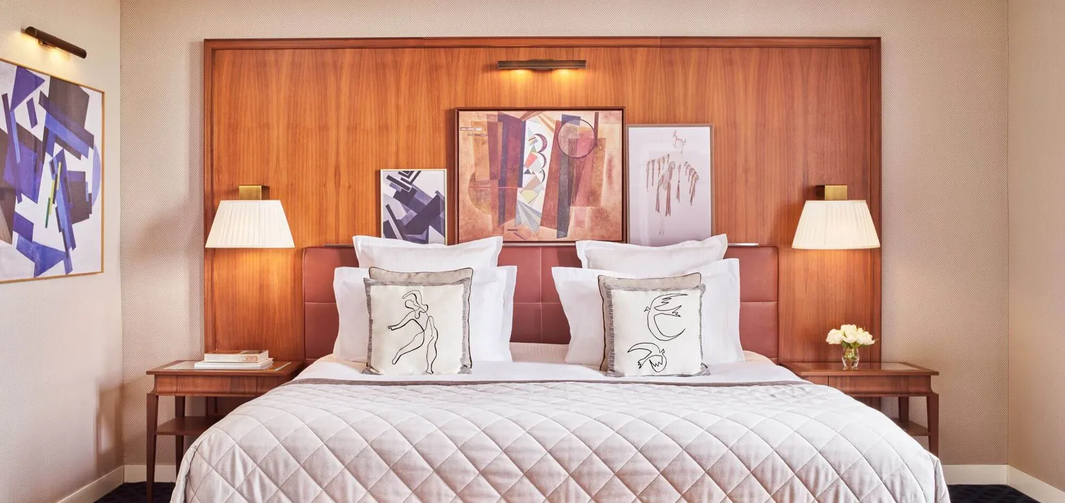 Lit  de la Junior Suite Prestige Bleu de Prusse de l'hôtel Westminster au Touquet