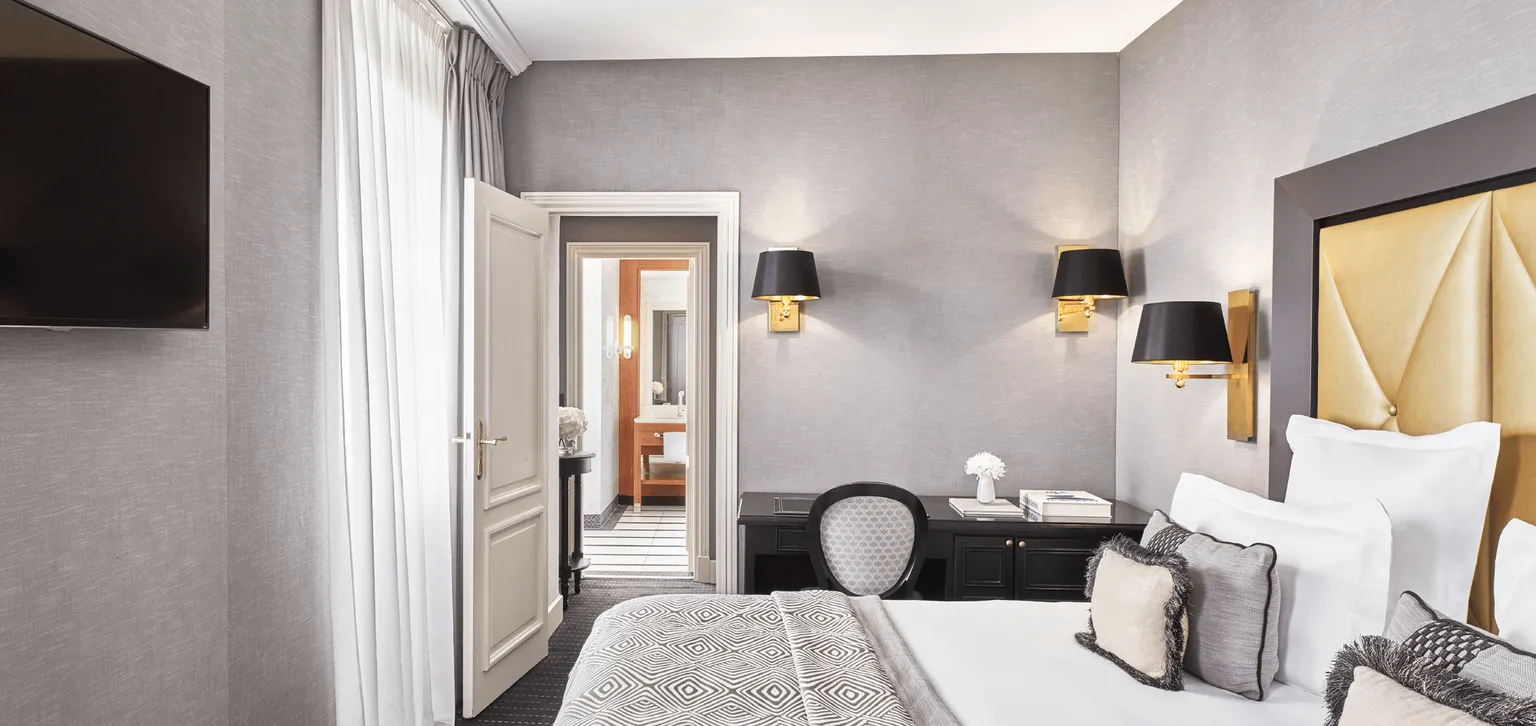 Coin nuit de la chambre supérieure à l'hôtel Le Majestic Cannes