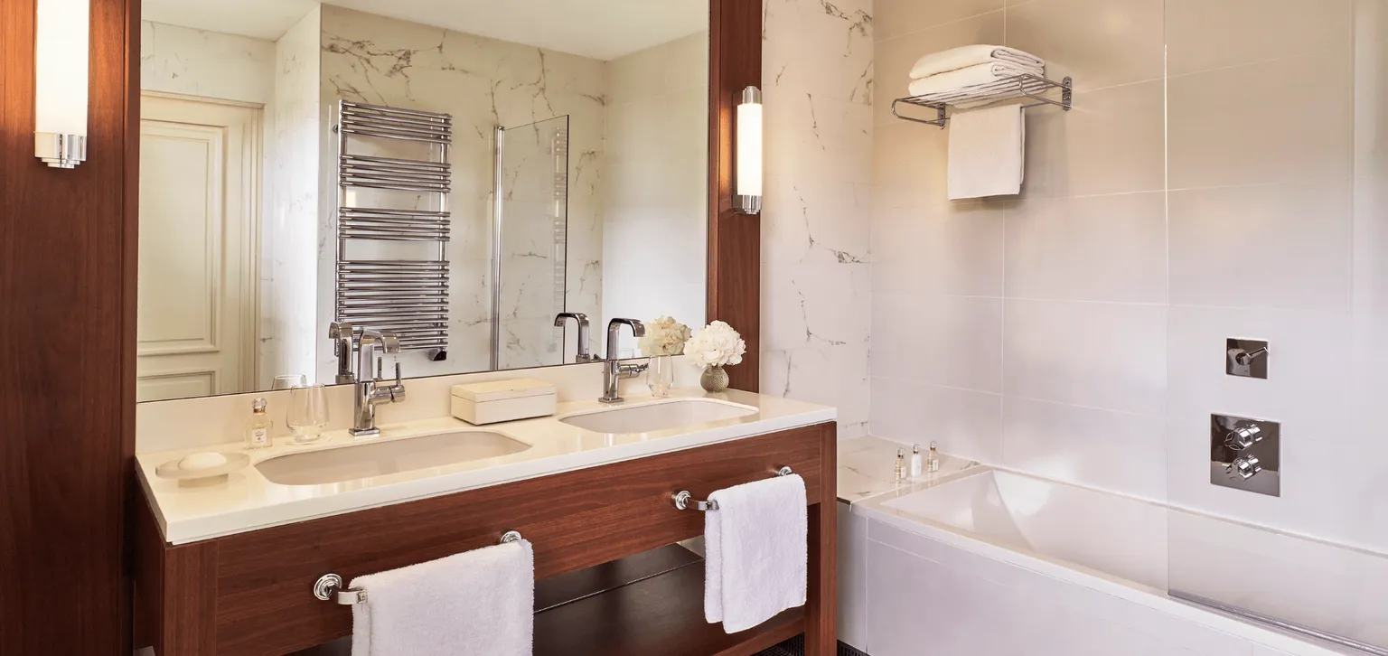 Salle de bain chambre supérieure à l'hôtel Le Majestic à Cannes