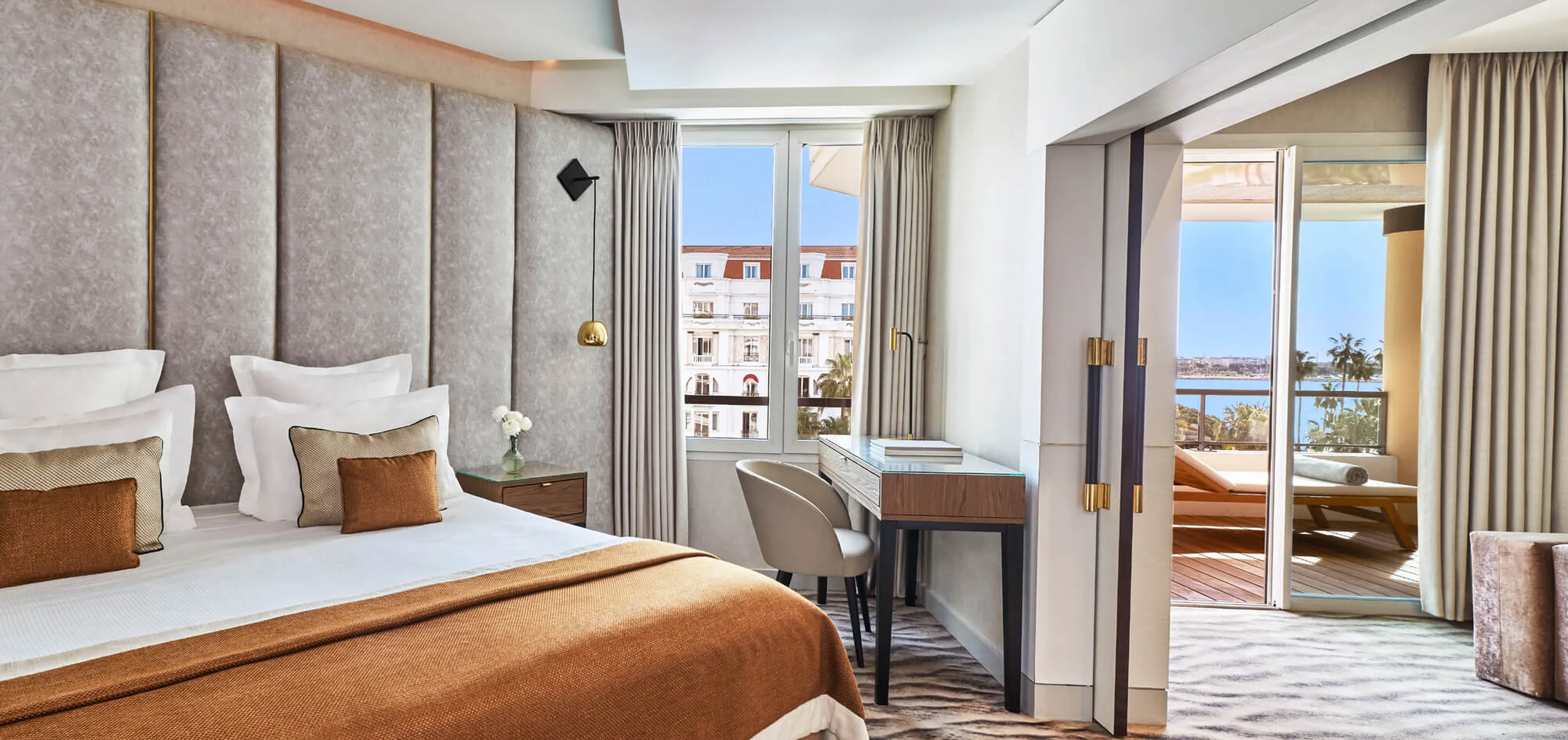 Suite prestige terrasse vue mer chambre Hôtel Majestic Cannes