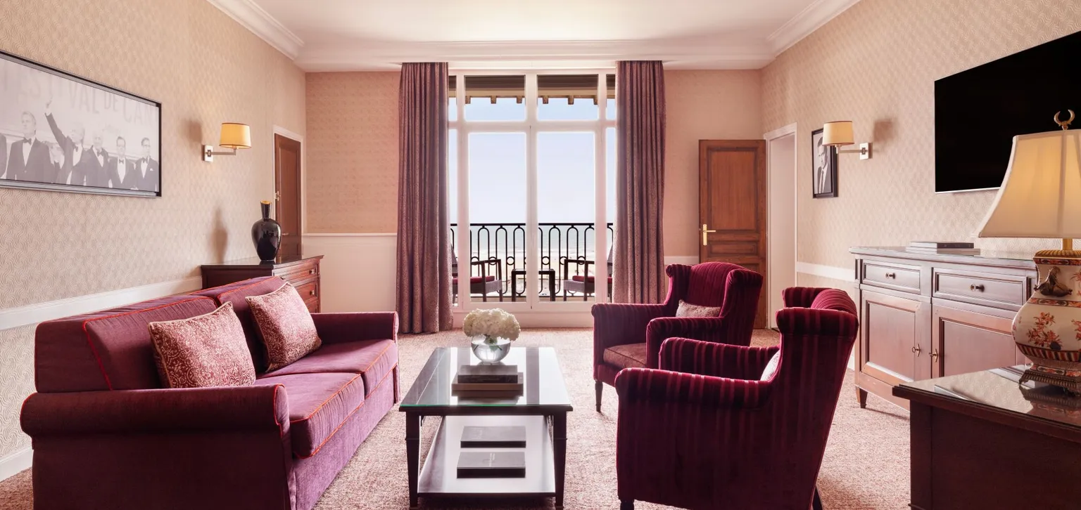Salon de la suite prestige mer à l'hôtel le royal à deauville