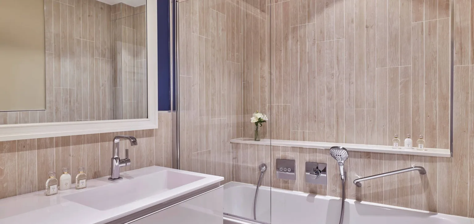 Salle de bain de la chambre Supérieure du Grand Hôtel de Dinard
