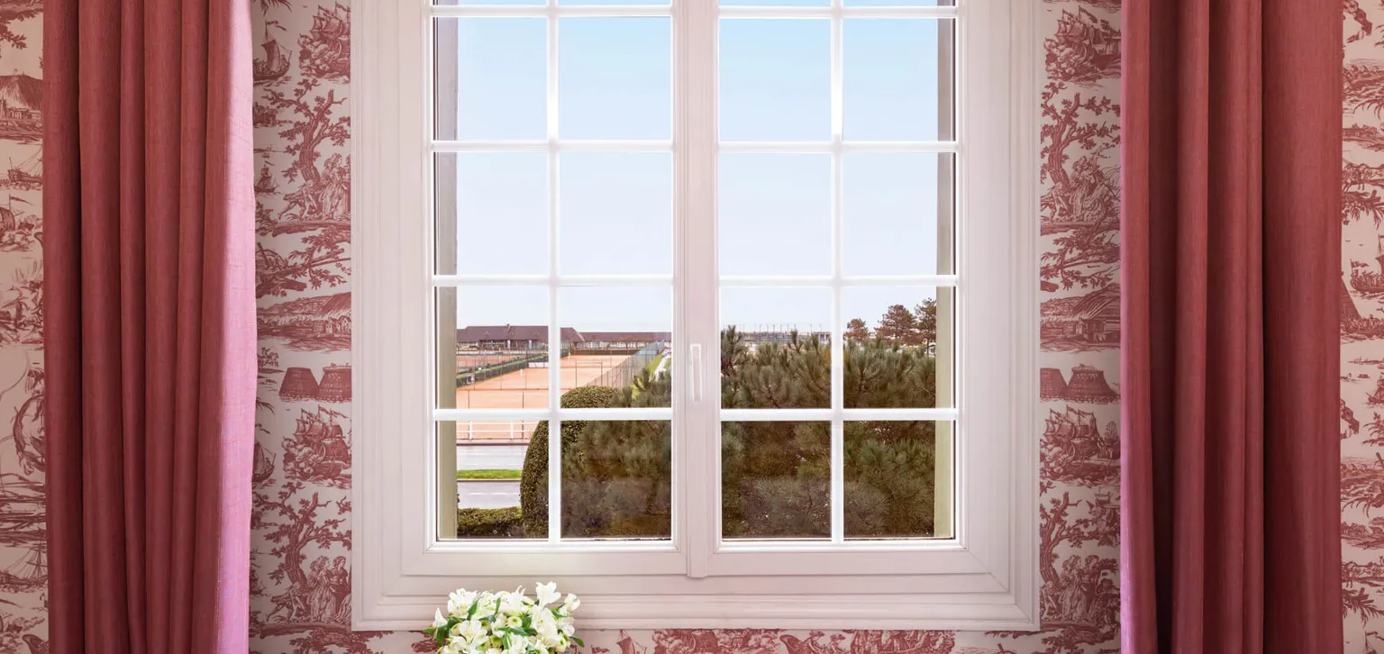 Chambres Deluxe Mer toile de jouy rouge communicantes, vue mer et tennis