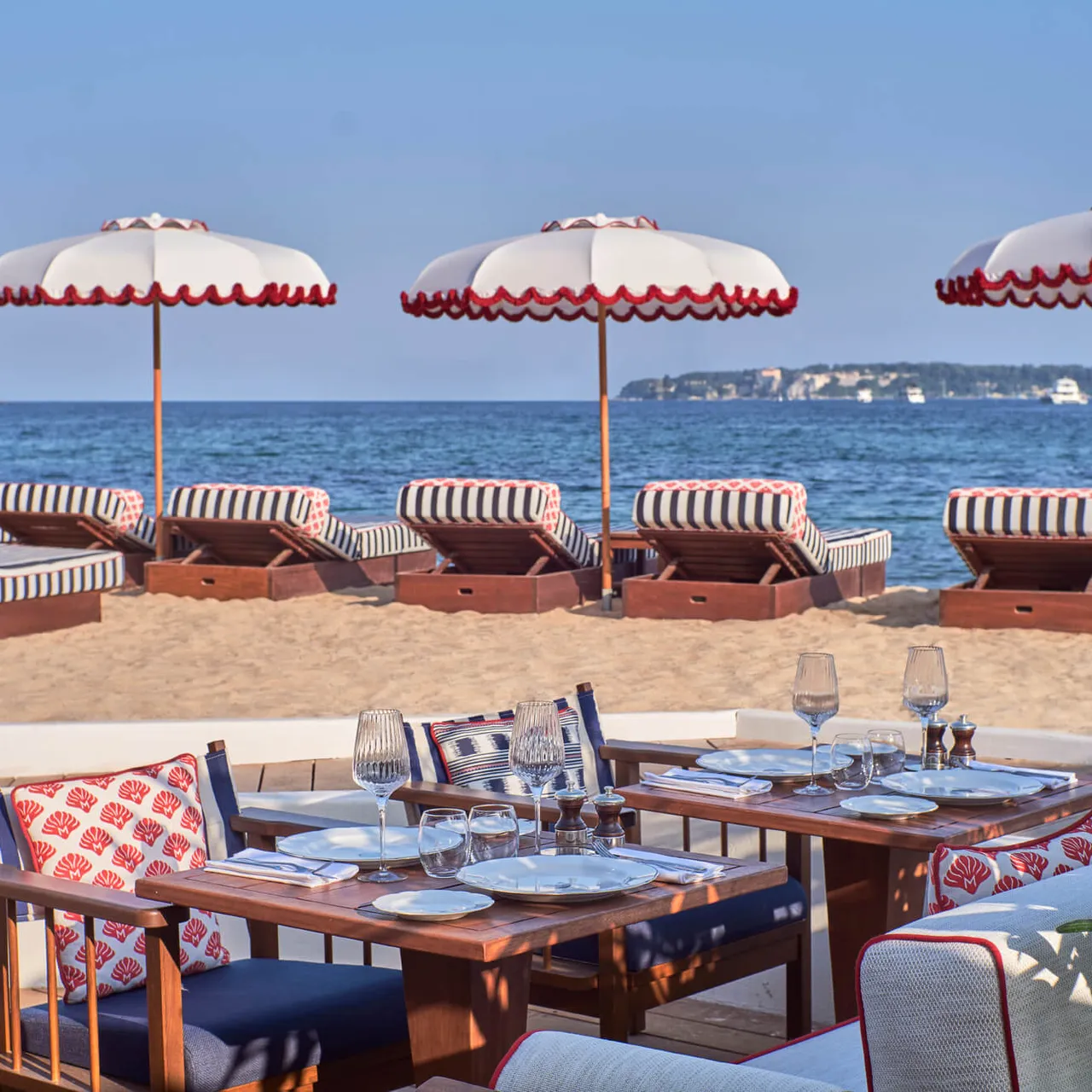 Ciro's Cannes, Table au borde de la mer