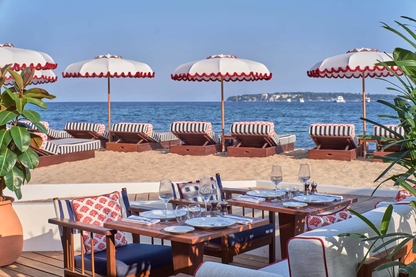 Ciro's Cannes, Table au borde de la mer