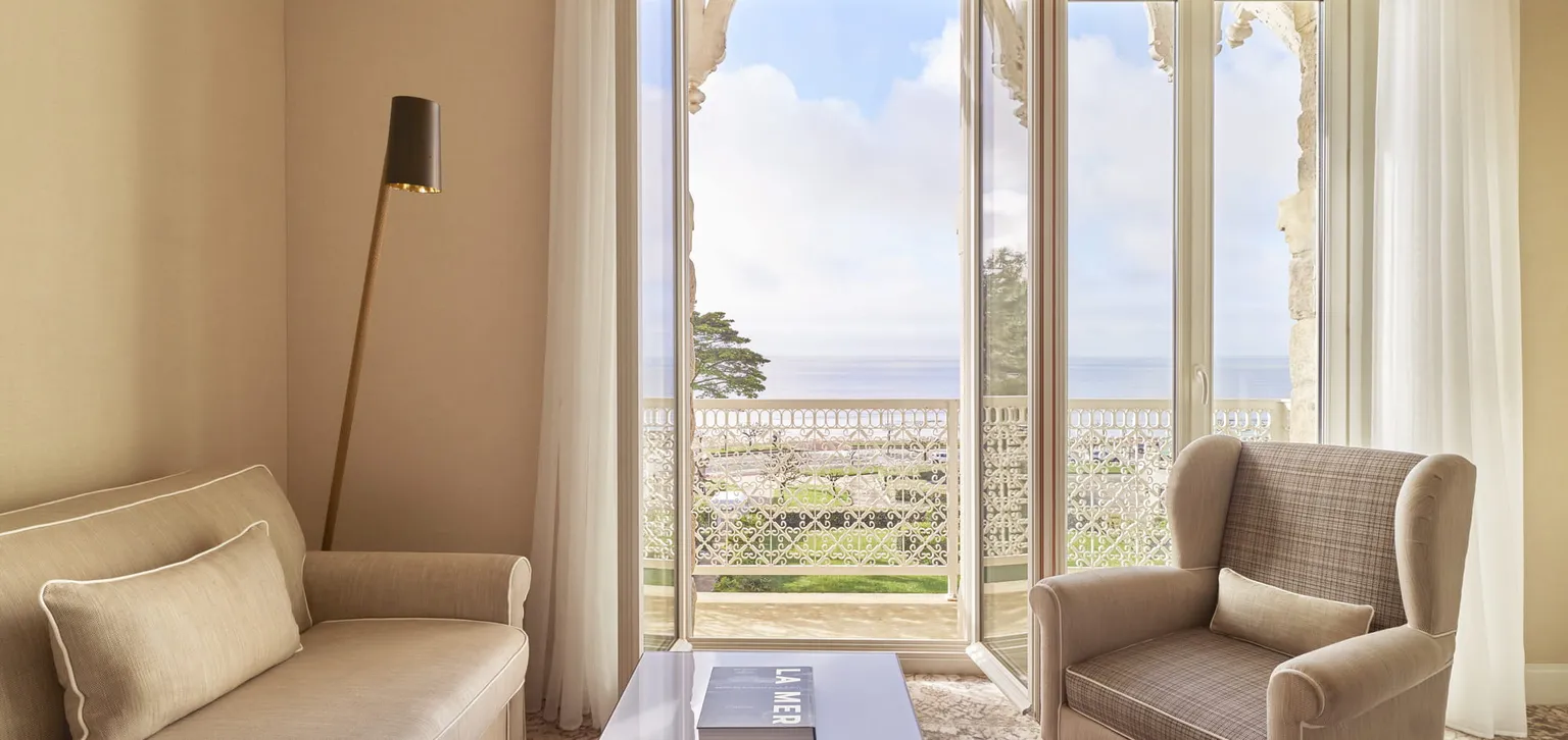 Coin salon de la Suite Deluxe Mer de l'hôtel Le Royal La Baule
