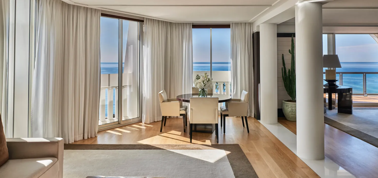 Salon et salle à manger de la Suite Majestic à l'Hôtel Barrière Le Majestic Cannes