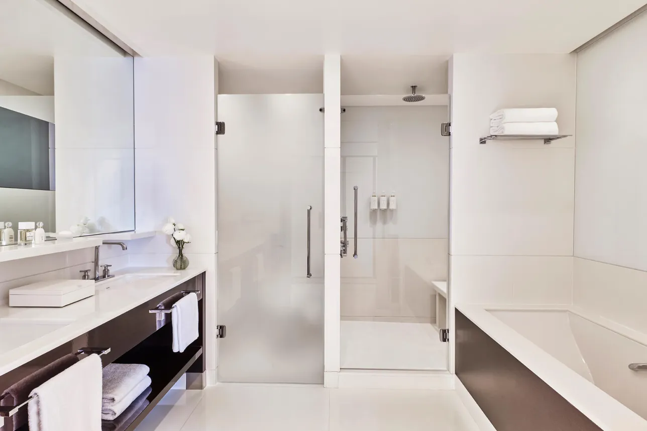 Salle de Bain, douche et baignoire de la Suite Escale à l'Hôtel Barrière Le Majestic Cannes