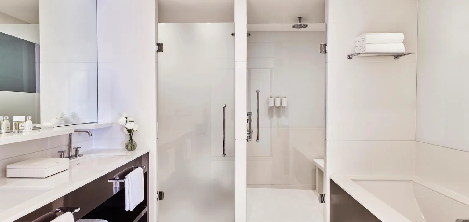 Salle de Bain, douche et baignoire de la Suite Escale à l'Hôtel Barrière Le Majestic Cannes