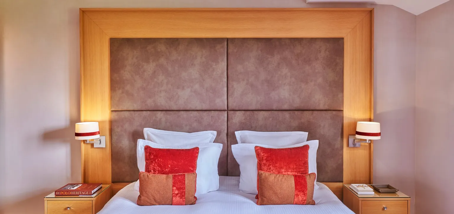 Junior suite famille à l'hôtel du Golf à Deauville avec vue sur tête de lit