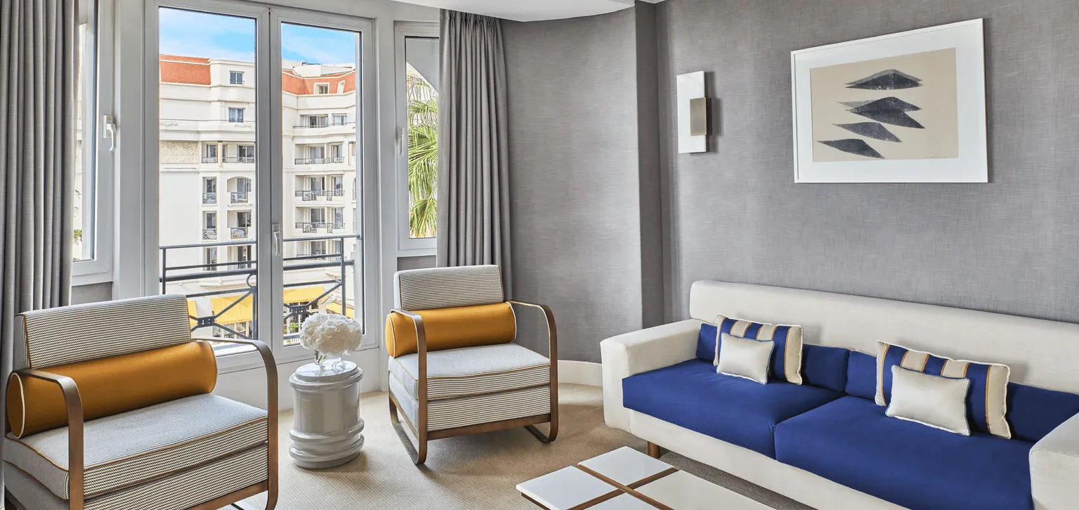 Canapé et fauteuils Suite Supérieure Vue Partielle Mer Le Majestic Cannes