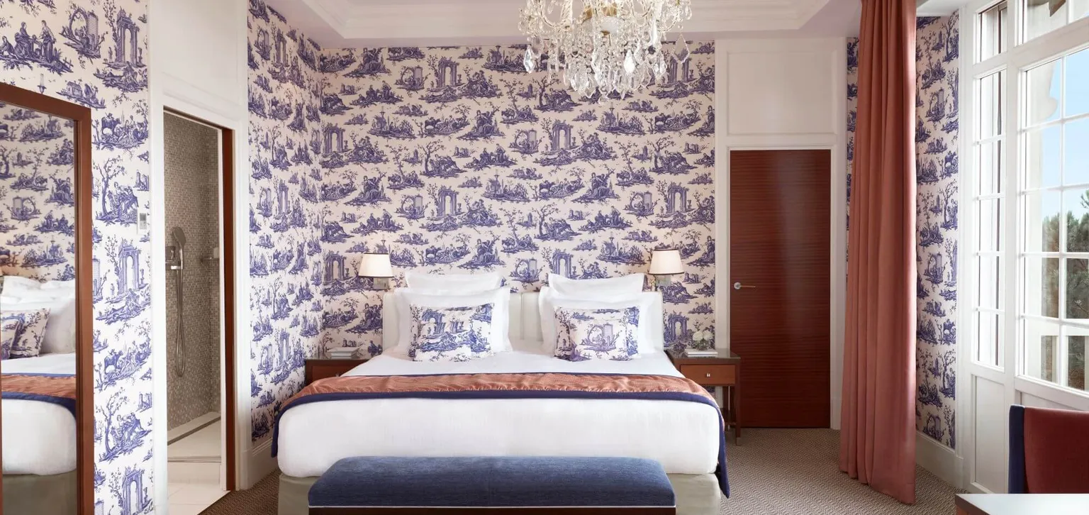 Coin nuit de la Suite Deluxe vue mer de l'hôtel Normandy à Deauville