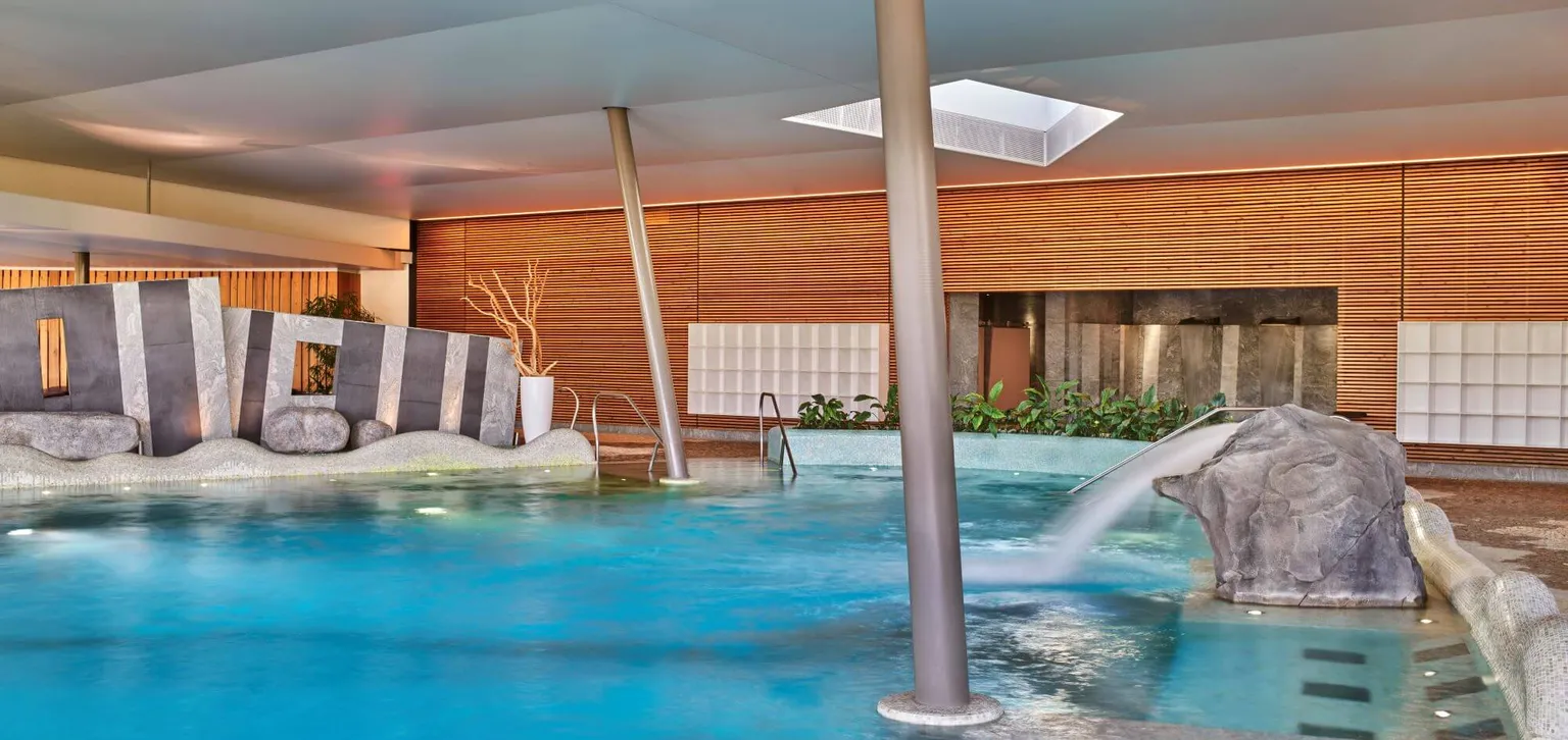 Piscine intérieure du centre de balnéo du resort Barrière Ribeauvillé