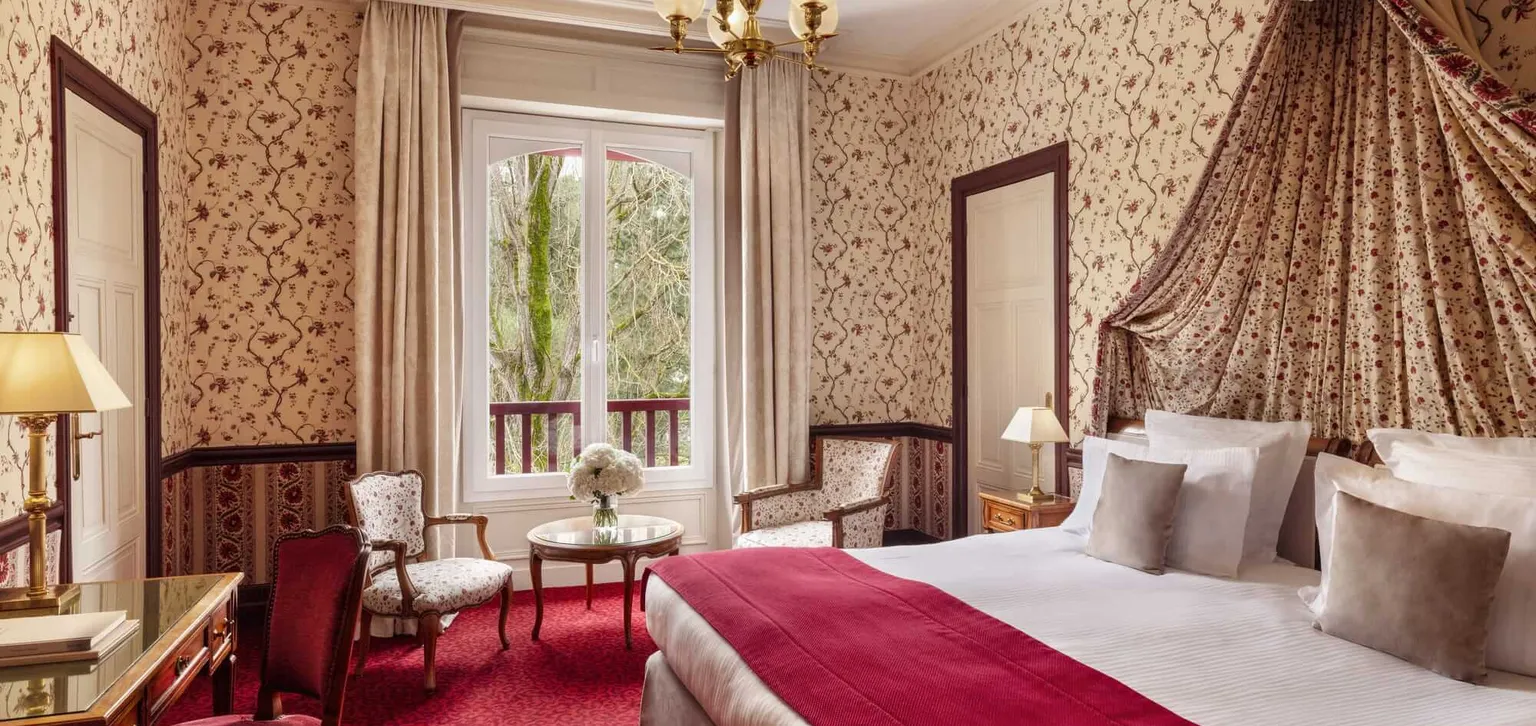 Lit à baldaquin de la chambre Deluxe de l'hôtel Le Castel Marie-Louise à La Baule