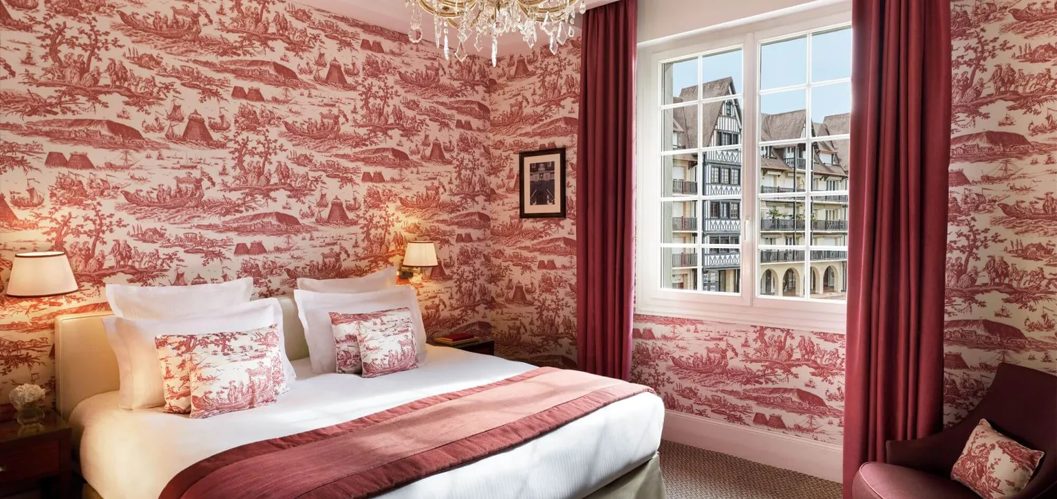 Chambre Supérieure rouge de l'hôtel Normandy à Deauville