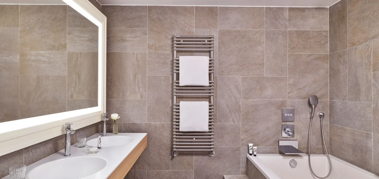 Chambre Executive à L'Hôtel du Golf à Deauville avec vue sur la salle de bain