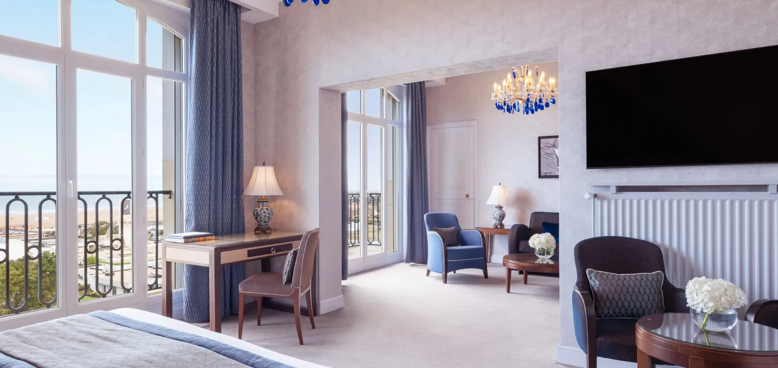 Chambre et salon de la suite junior liz taylor à l'hôtel le royal à deauville