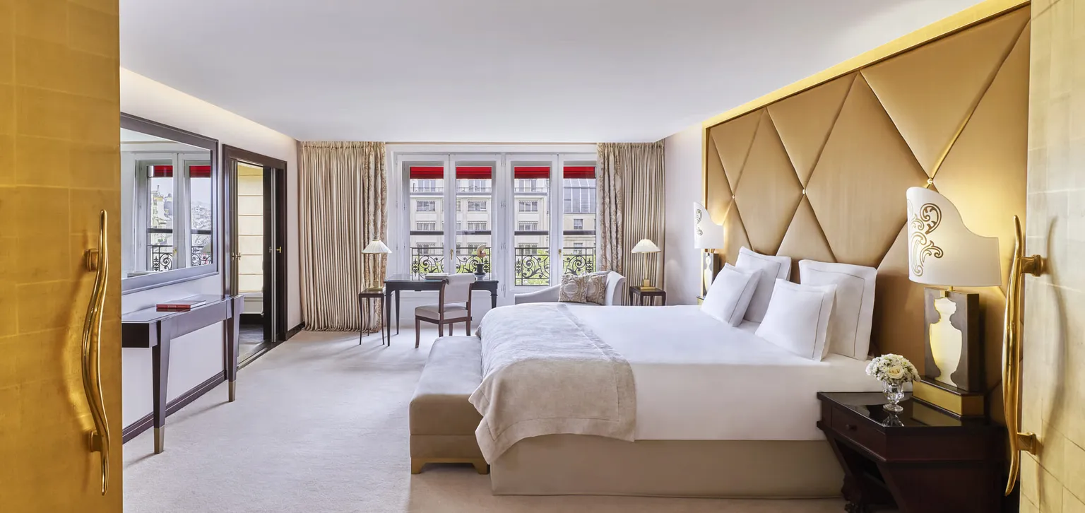 Vue traversante de la suite Paris Eiffel – Fouquet's Paris