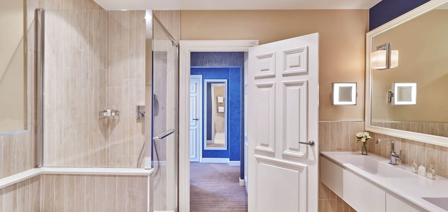 Salle de bain de la chambre prestige du Grand Hôtel de Dinard