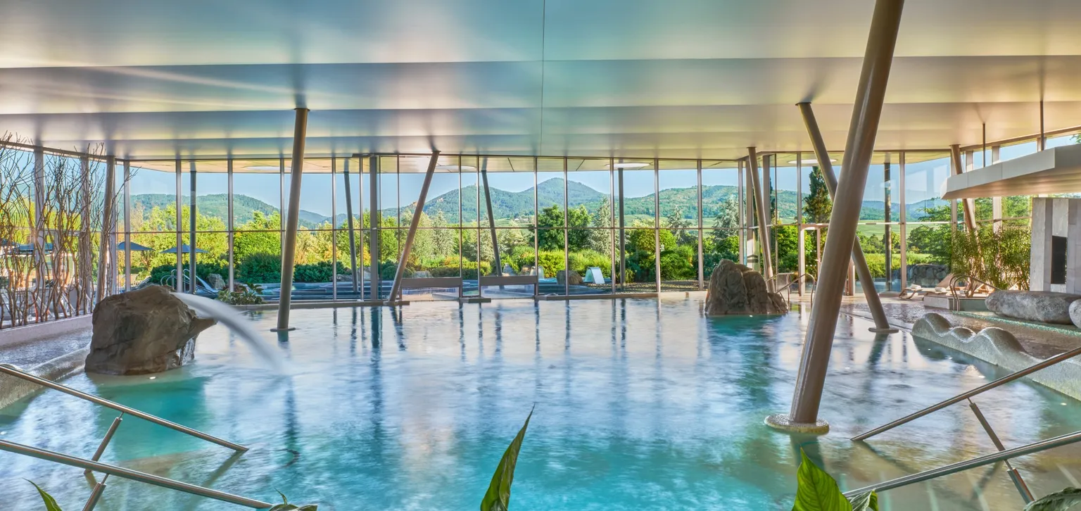 Piscine intérieure du centre balnéo au Resort Barrière Ribeauvillé