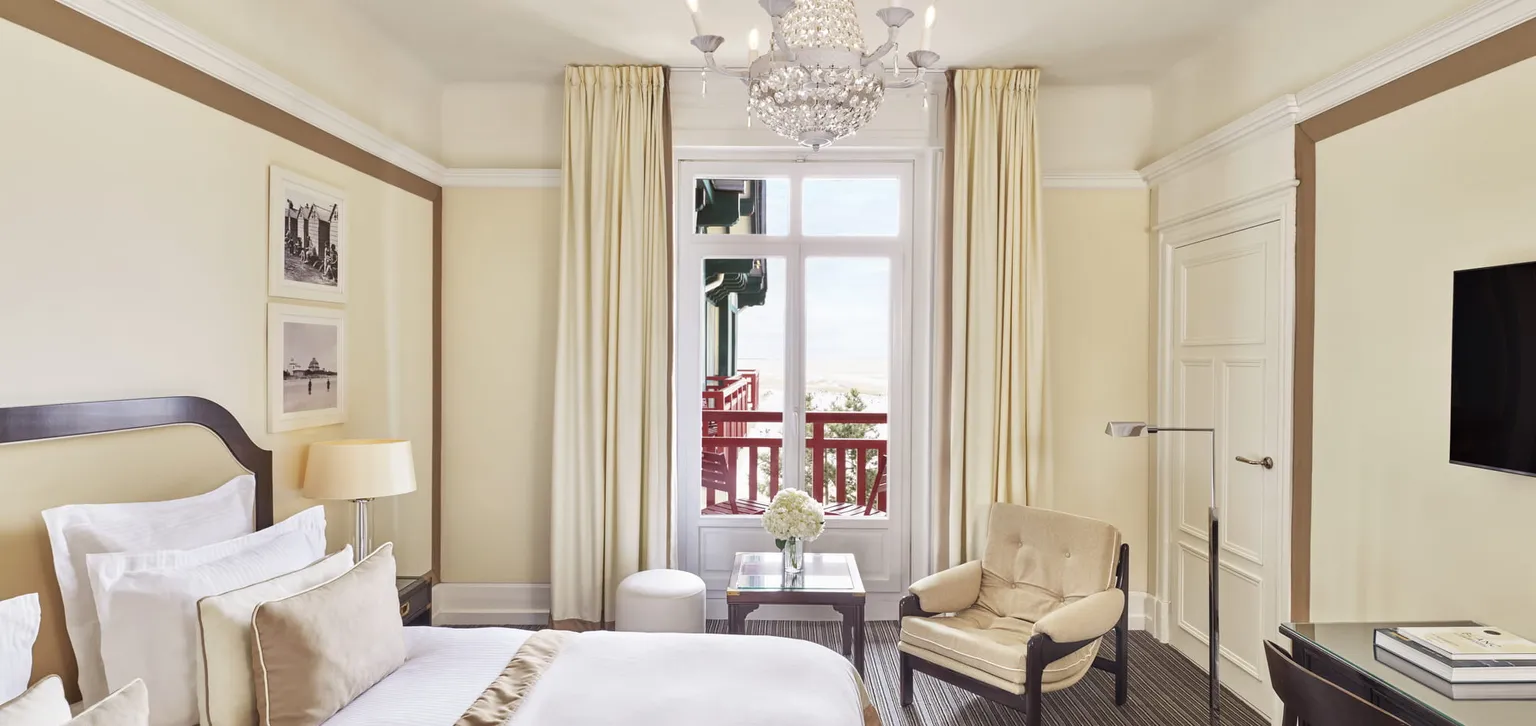 Vue générale de la chambre supérieure mer de l'hôtel l'Hermitage à la Baule
