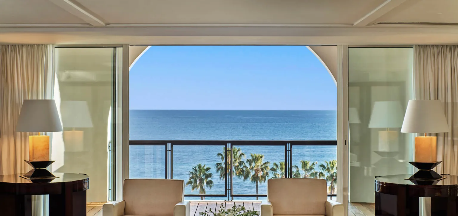 Vue sur la mer dans le salon de la Suite Majestic à l'Hôtel Barrière Le Majestic Cannes