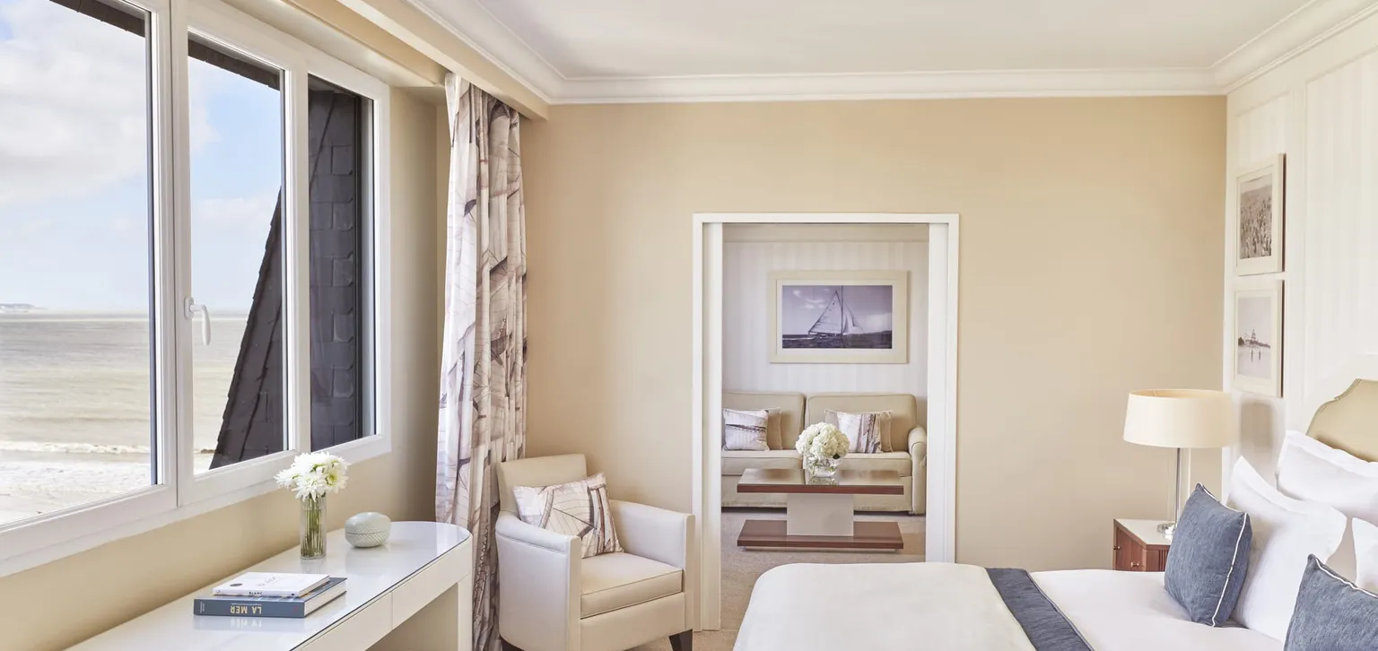 Coin nuit de la junior suite prestige mer de l'hôtel l'Hermitage à la Baule