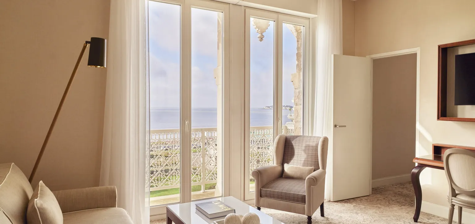 Vue du salon de la Suite Deluxe Mer de l'hôtel Le Royal La Baule