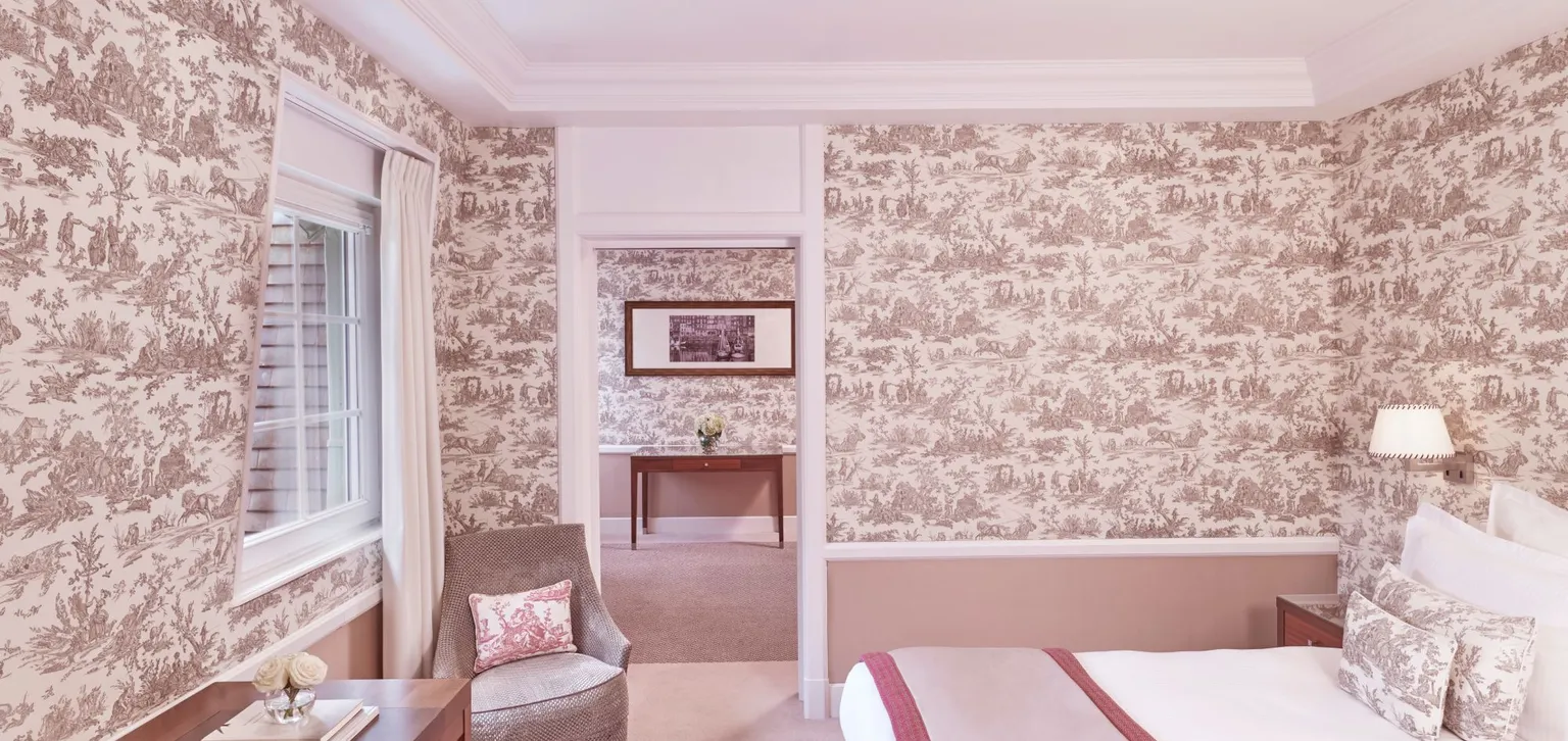 Chambre de la junior suite prestige à l'hôtel le Normandy à Deauville