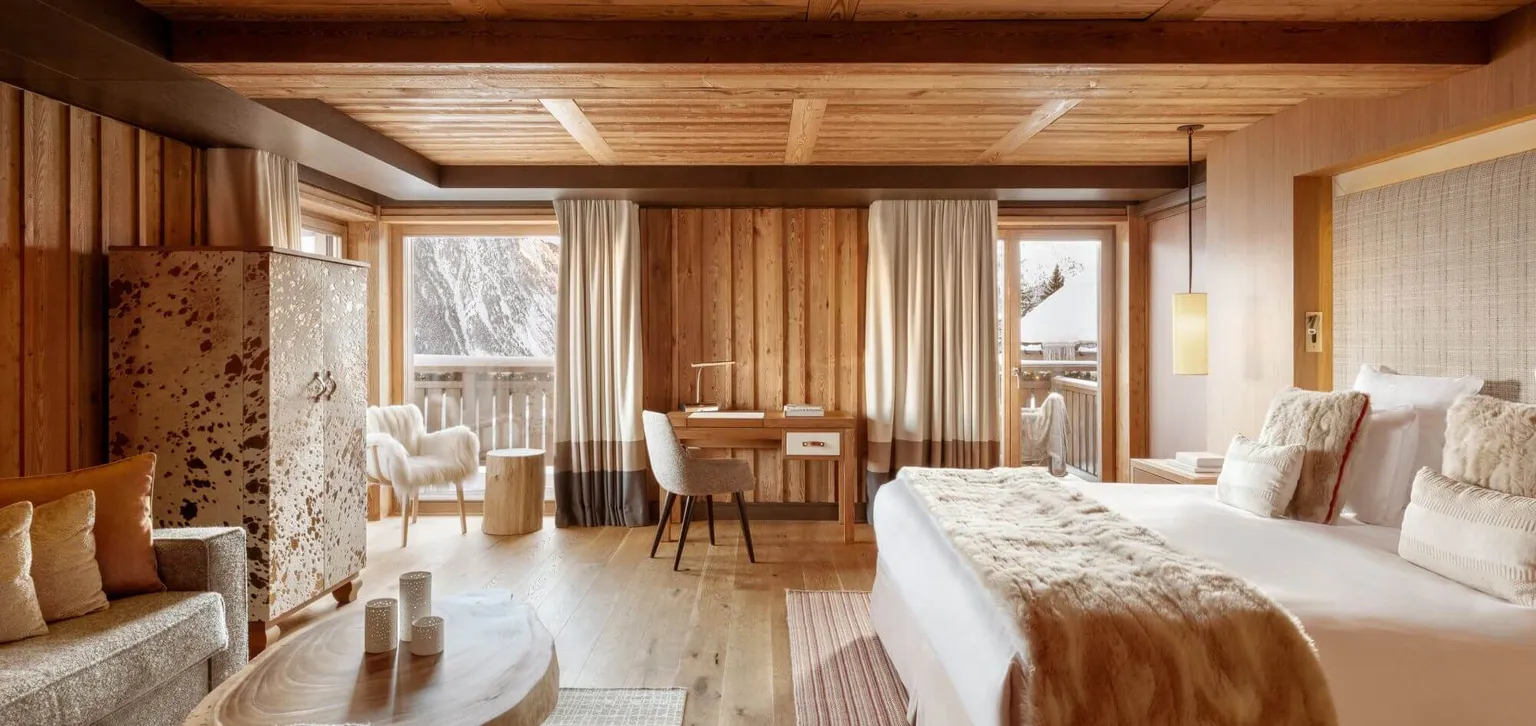 Junior Suite prestige lit salon et baie vitrée salon Hôtel Barrière Les Neiges
